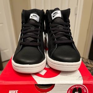 New with slightly dilapidated box: WMNS Nike Court Royale 2 Mid-size 7